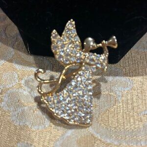 HOLIDAY🎄🎄MONET Gold Rhinestone Angel Trumpet BROOCH